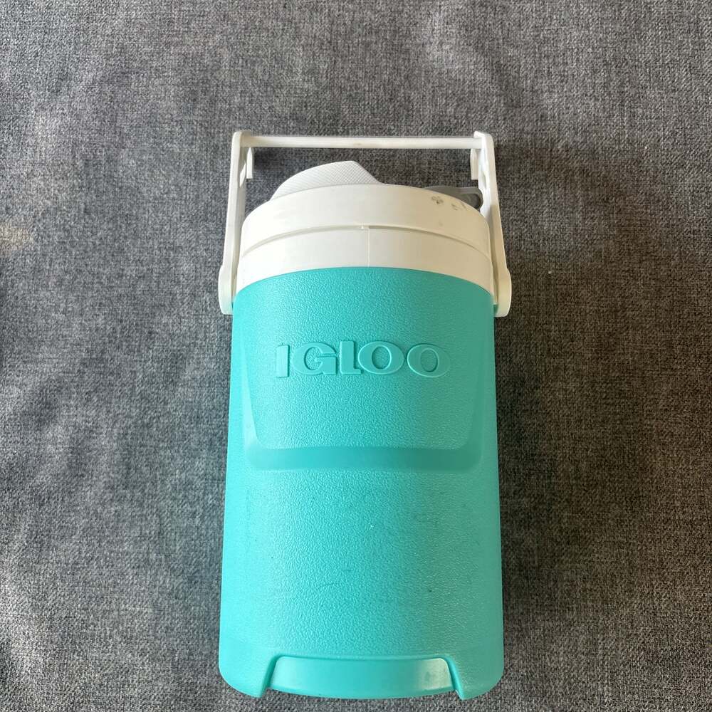 Igloo Aquamarine 1/2 Gallon Laguna Beverage Cooler with Chain Link Hooks